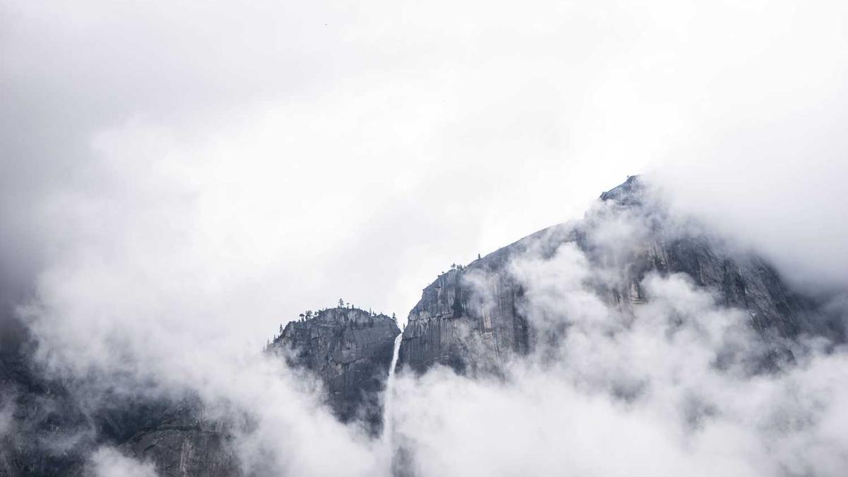和朋友出去开房,每人叫了四五个小姐作陪,第二天早上起来感觉自己的双腿…