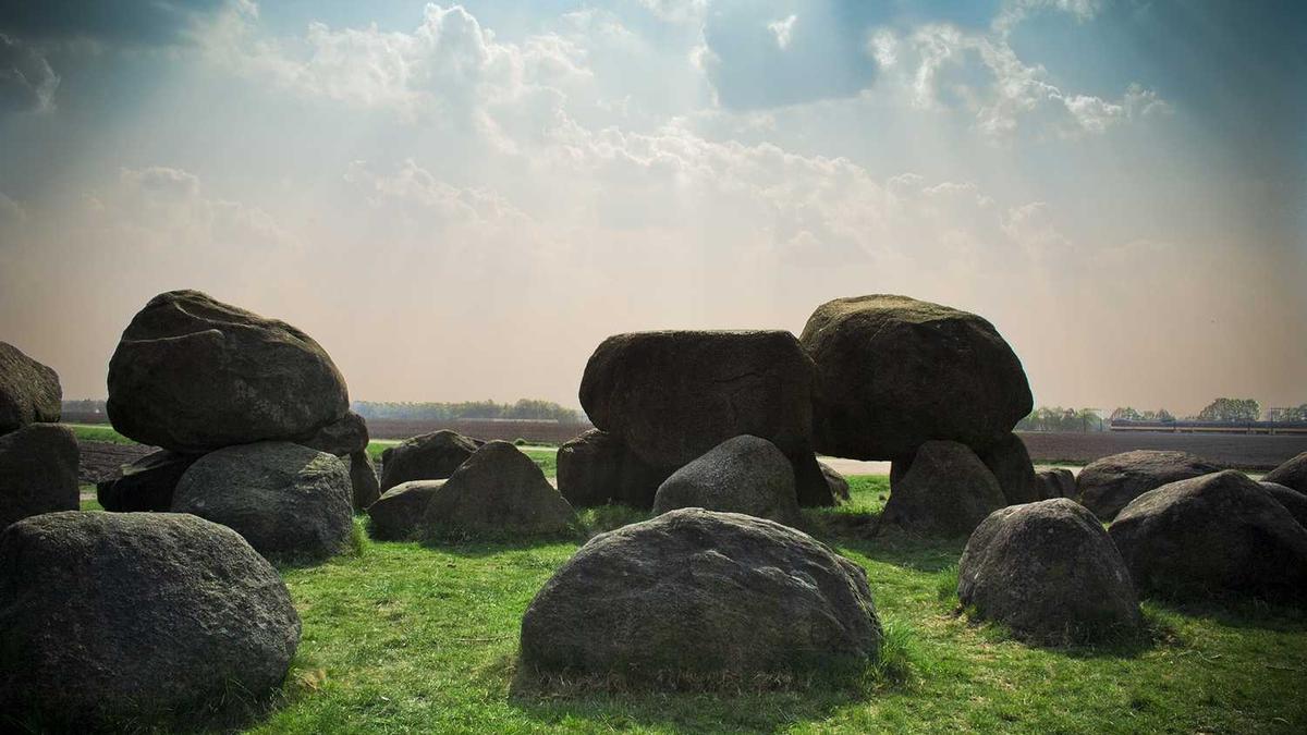 相聚一刻里四谷先生的职业到底是什么?响子的上一任管理员是谁?_百度…